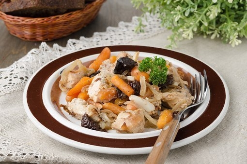 Запеченные куриные грудки с морковью, луком и черносливом.