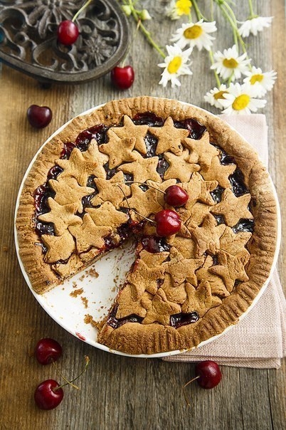 Линцский торт с вишней (Linzer Torte mit Kirschen).