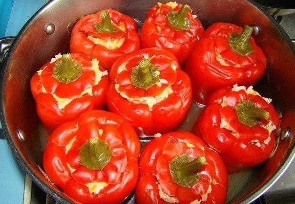 Рецепт: Фаршированные перцы. Начинка: фарш куриный, рис, жареные лук и морковь, специи. Рецепт: Фаршированные перцы. Начинка: фарш куриный, рис, жареные лук и морковь, специи.