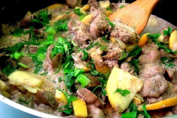 Рецепт: Куриная печень с яблоками.