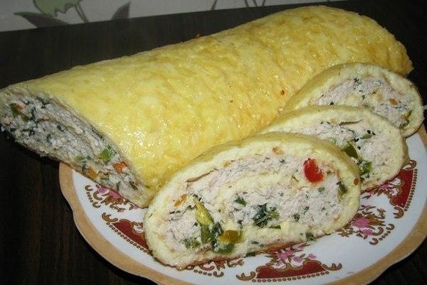 Рецепт: Сырно яичный рулет с куриным фаршем.