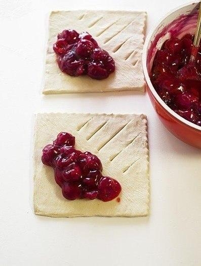 Рецепт: Слойки с вишней Рецепт: Слойки с вишней