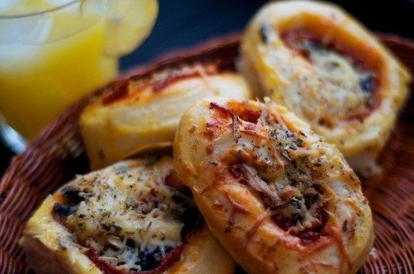 Рецепт: Дрожжевые улитки а-ля пицца