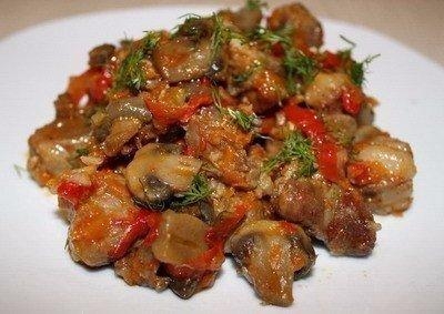 Рецепт: МЯСО, ТУШЕНОЕ С ШАМПИНЬОНАМИ И СЛАДКИМ ПЕРЦЕМ
