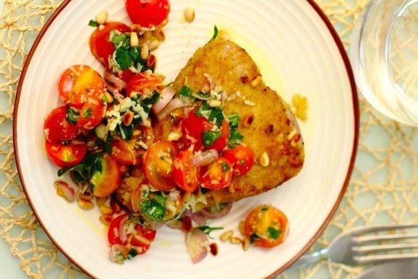 Рецепт: Жареный панированный тунец с салатом из помидоров и трав