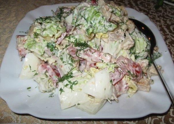 Рецепт: Салат с пекинской капустой, курицей и сухариками
