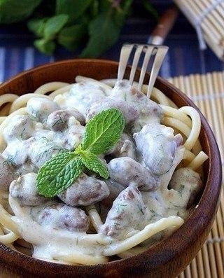 Рецепт: Куриные сердечки в сырном соусе.