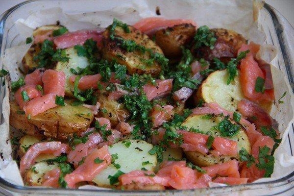 Рецепт: Картошечка по-деревенски с красной рыбкой