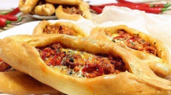 Рецепт: Пицца турецкая — Pide с мясом и с сыром Рецепт: Пицца турецкая — Pide с мясом и с сыром