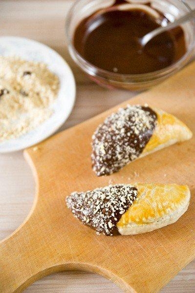 Рецепт: Воздушных слоек с шоколадом, пралине из фундука и вафельной крошкой