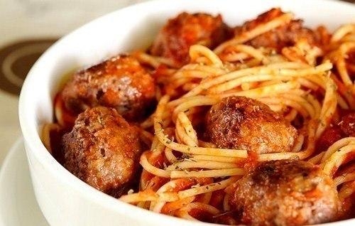 Рецепт: Спагетти с мясными шариками в томатном соусе