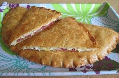 Рецепт: Пирог с творогом, сыром и салями («Кальцоне») Рецепт: Пирог с творогом, сыром и салями («Кальцоне»)