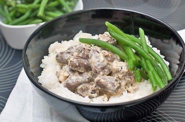 Рецепт: Куриные сердечки, тушеные в сметане