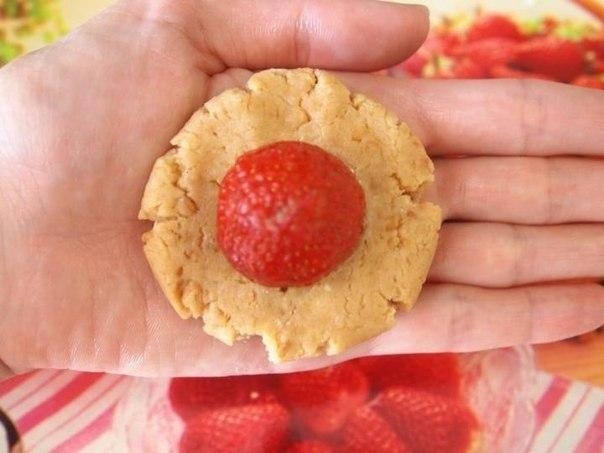 Рецепт: ДЕСЕРТНЫЕ ШАРИКИ С КЛУБНИКОЙ
