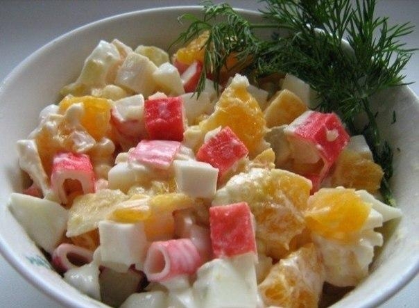 Рецепт: Крабовый салат с апельсинами