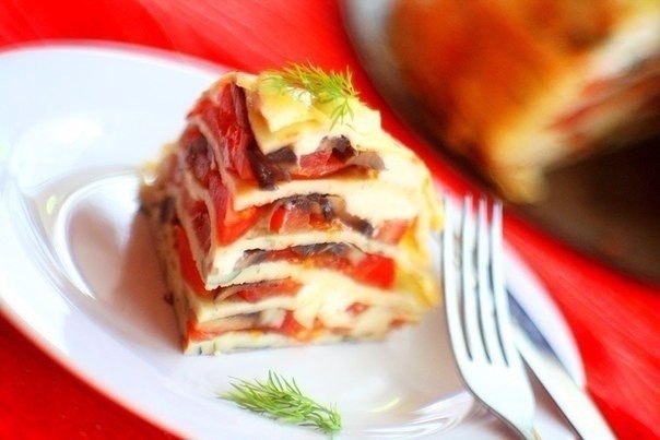 Рецепт: Блинный пирог с помидорами, грибами и сыром