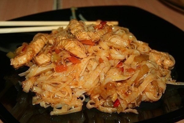Рецепт: Филе индейки с рисовой лапшой, овощами и соусом терияки