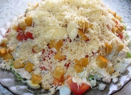 Рецепт: Салат с курицей, сыром и сухариками