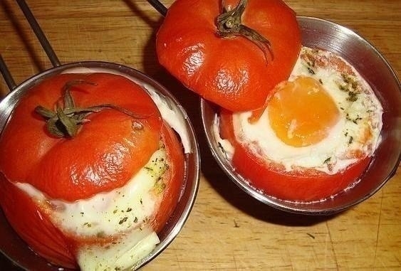 Рецепт: Яичница в помидоре