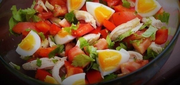 Рецепт: Диетический салатик с куриной грудкой, овощами и яйцом