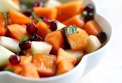 Рецепт: Фруктовый салат из хурмы с гранатом Рецепт: Фруктовый салат из хурмы с гранатом