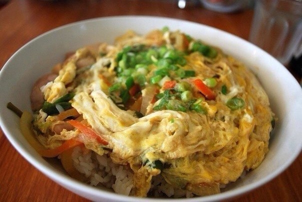 Рецепт: Оякодон (японский омлет с рисом и курицей)
