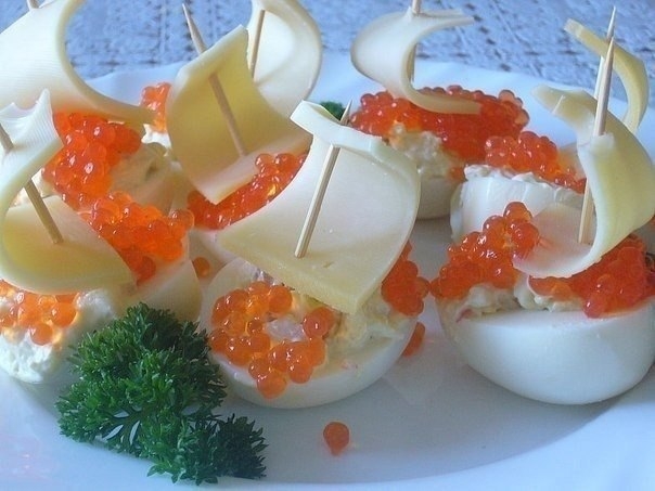 Рецепт: Кораблики из яиц с икрой.
