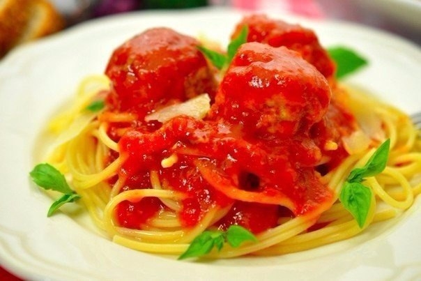 Рецепт: Куриные фрикадельки в ароматном томатном соусе