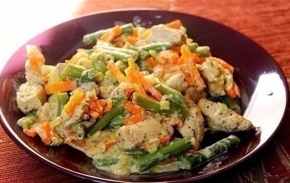 Рецепт: Курица со стручковой фасолью и овощами в сливочном соусе