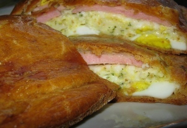 Рецепт: Пирог с плавлеными сырками, яйцами и колбаской