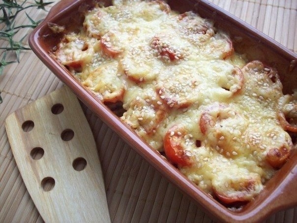 Рецепт: Кабачки, запеченные с шампиньонами и помидорами под сыром