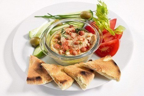 Хумус с кедровыми орехами и кайенским перцем.