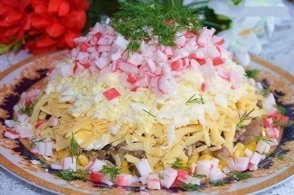 Рецепт: Салат с крабовыми палочками и грибами