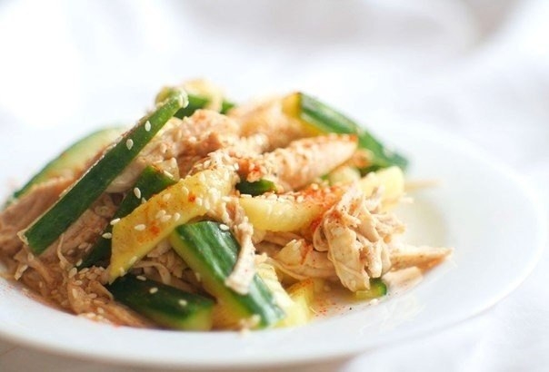 Рецепт: Легкий салат из огурцов и курицы