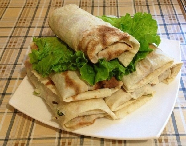 Рецепт: Летняя закусочка из лаваша и жаренной курочки.