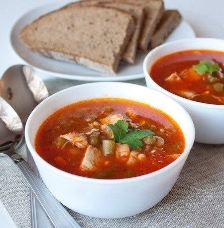 Рецепт: Томатный суп с курицей и зеленой фасолью