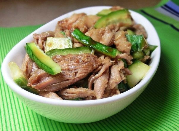 Салат со свининой и огурцами