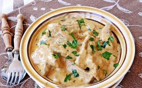 Мясо тушёное в сметане.