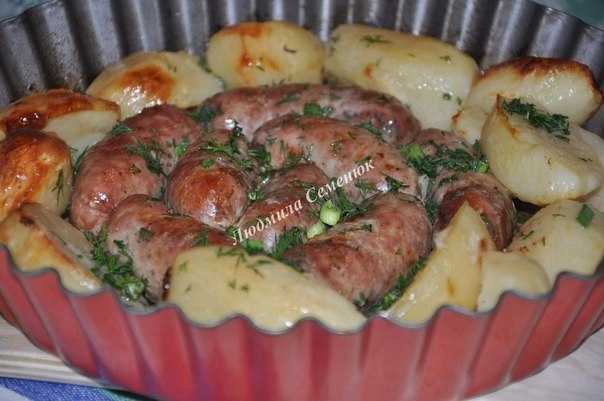 Домашние колбаски, запеченные с картофелем