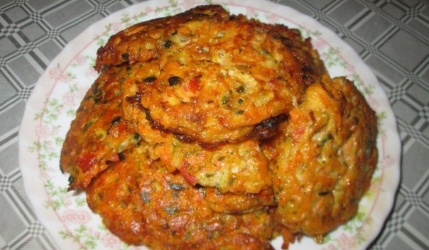 Овощные котлетки с сыром (морковь, сладкий перец, помидоры, лук зелёный, зелень разная, соль, специи