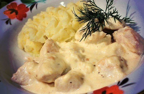 Курица в сметане с картофельным пюре