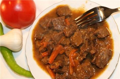 Мясо тушеное с морковью.