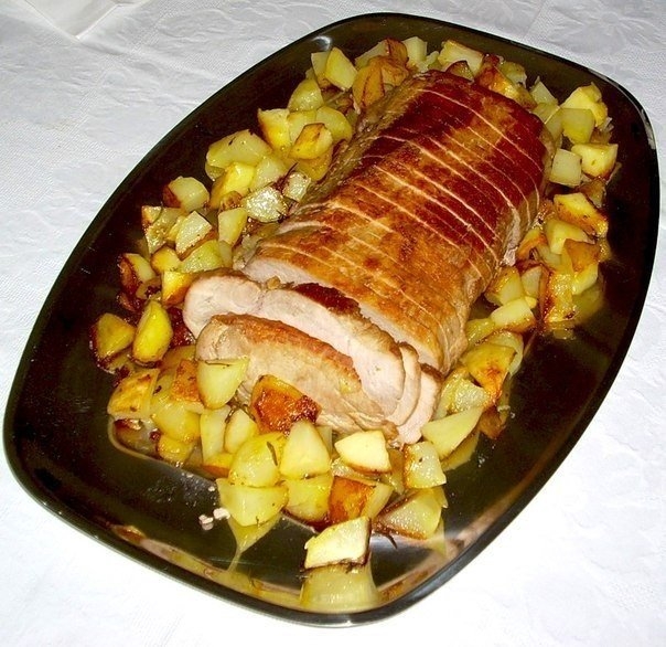 Запеченное мясо с картошкой