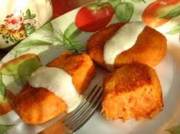 Морковные котлетки с соусом Морковные котлетки с соусом