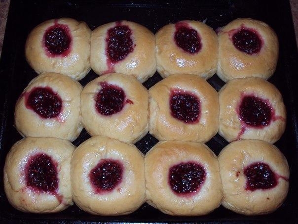 ВАТРУШКИ С МАЛИНОЙ 2.5 ст. кипятка 0,5 ст. раст.масла 1 ч.л.соли 3 ст.л.сахара