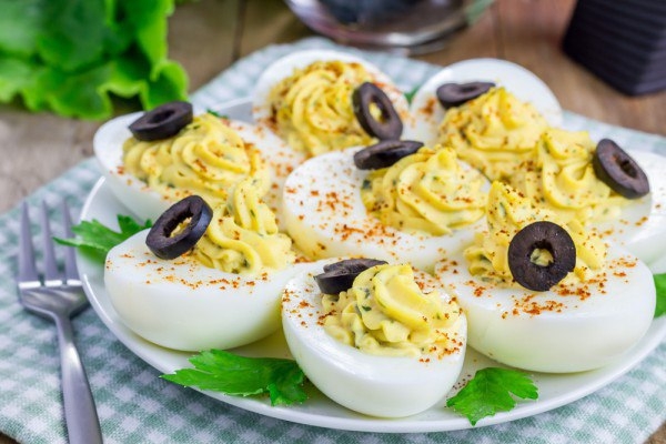 Рецепты на Новый год: Фаршированные яйца с маслинами