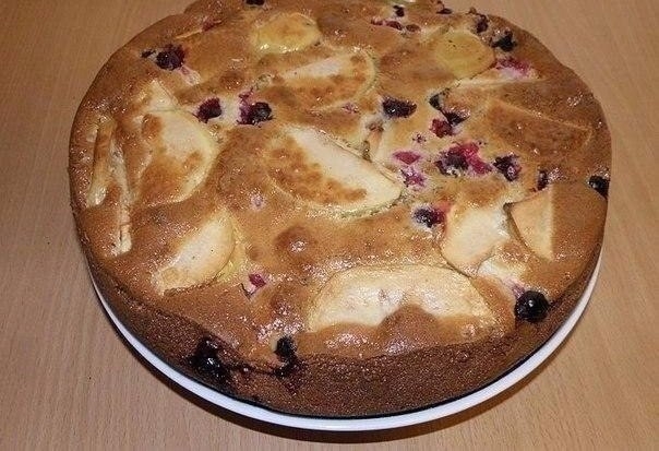 Нежнейший пирог с ягодами и яблоками