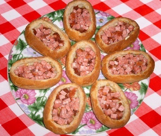 Фаршированные булочки с яйцами и колбасой