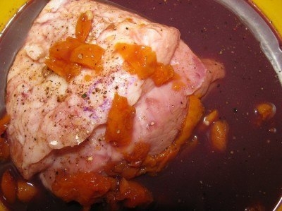 Мясо в вине с грушами и курагой.