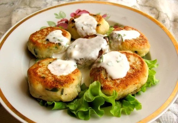 Картофельные биточки с сыром и острым соусом.